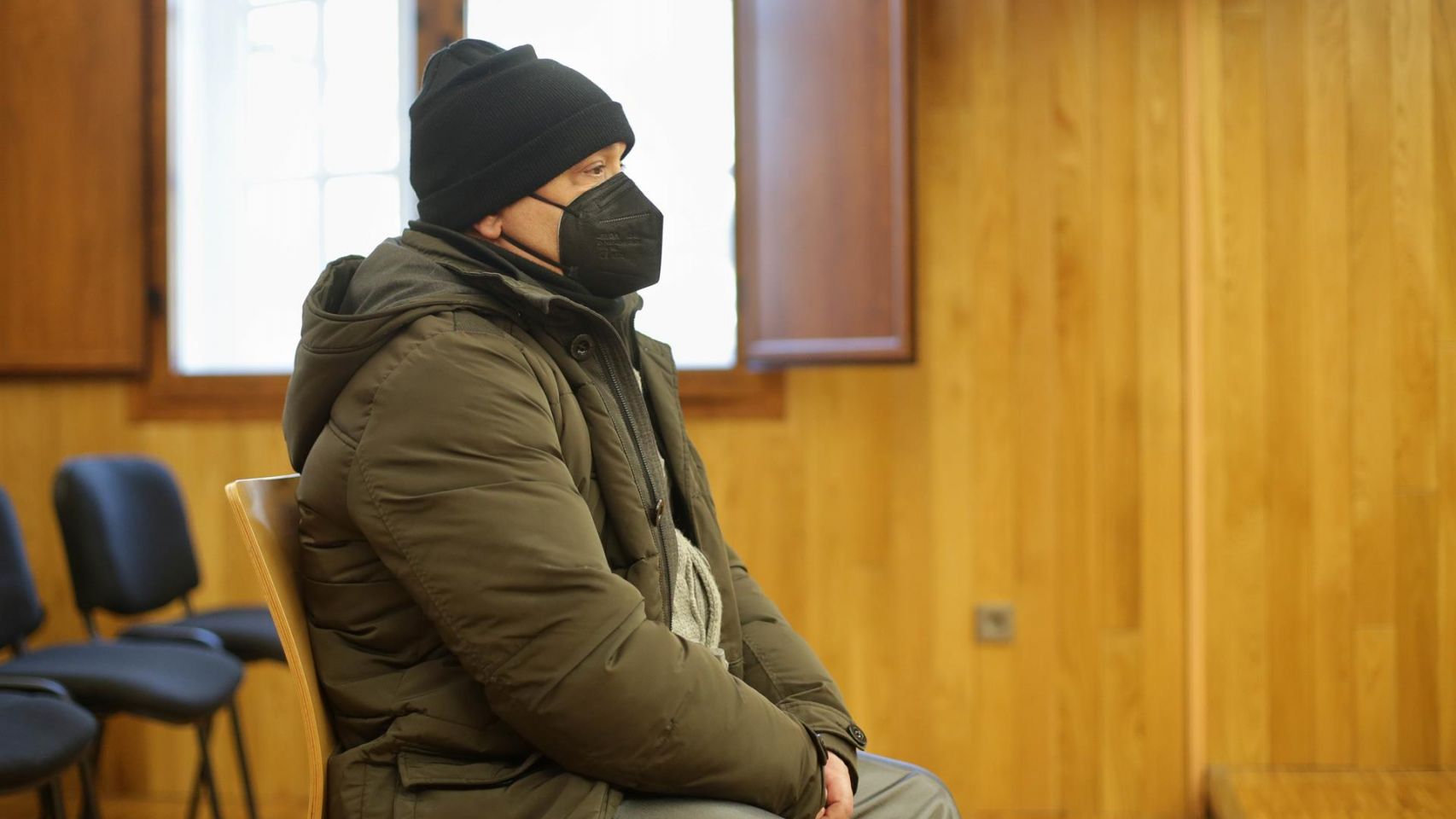 El acusado Manuel Juan Vilariño sentado en un banquillo durante un juicio por doble el crimen de O Ceao, en la Audiencia Provincial de Lugo, a 6 de febrero de 2023