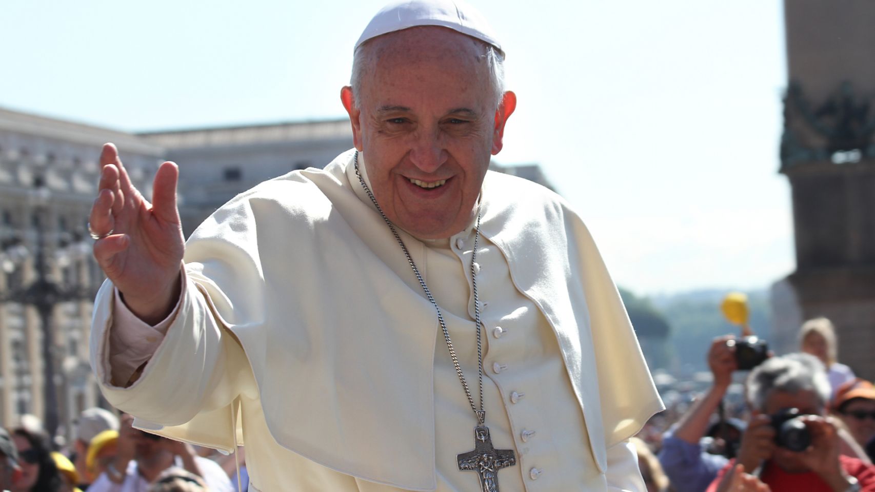 El Papa Francisco saludando a los peregrinos en la Plaza de San Pedro.