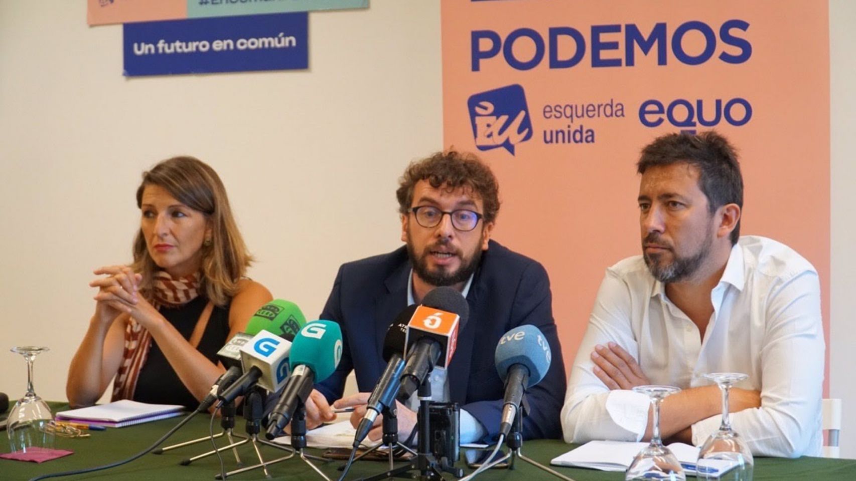 El senador José Manuel Sande en rueda de prensa con los diputados de Galicia en Común Yolanda Díaz y Antón Gómez-Reino.