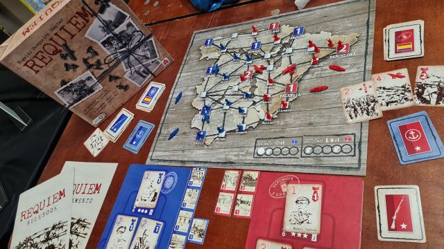 Un profesor A Coruña crea Réquiem: un juego de mesa sobre la Guerra Civil española