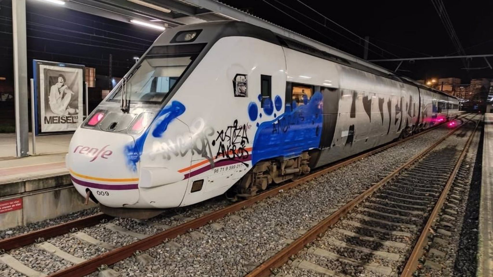 Uno de los trenes vandalizados.