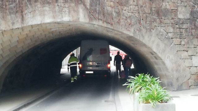 La furgoneta atrapada en el túnel de Río de Monelos.