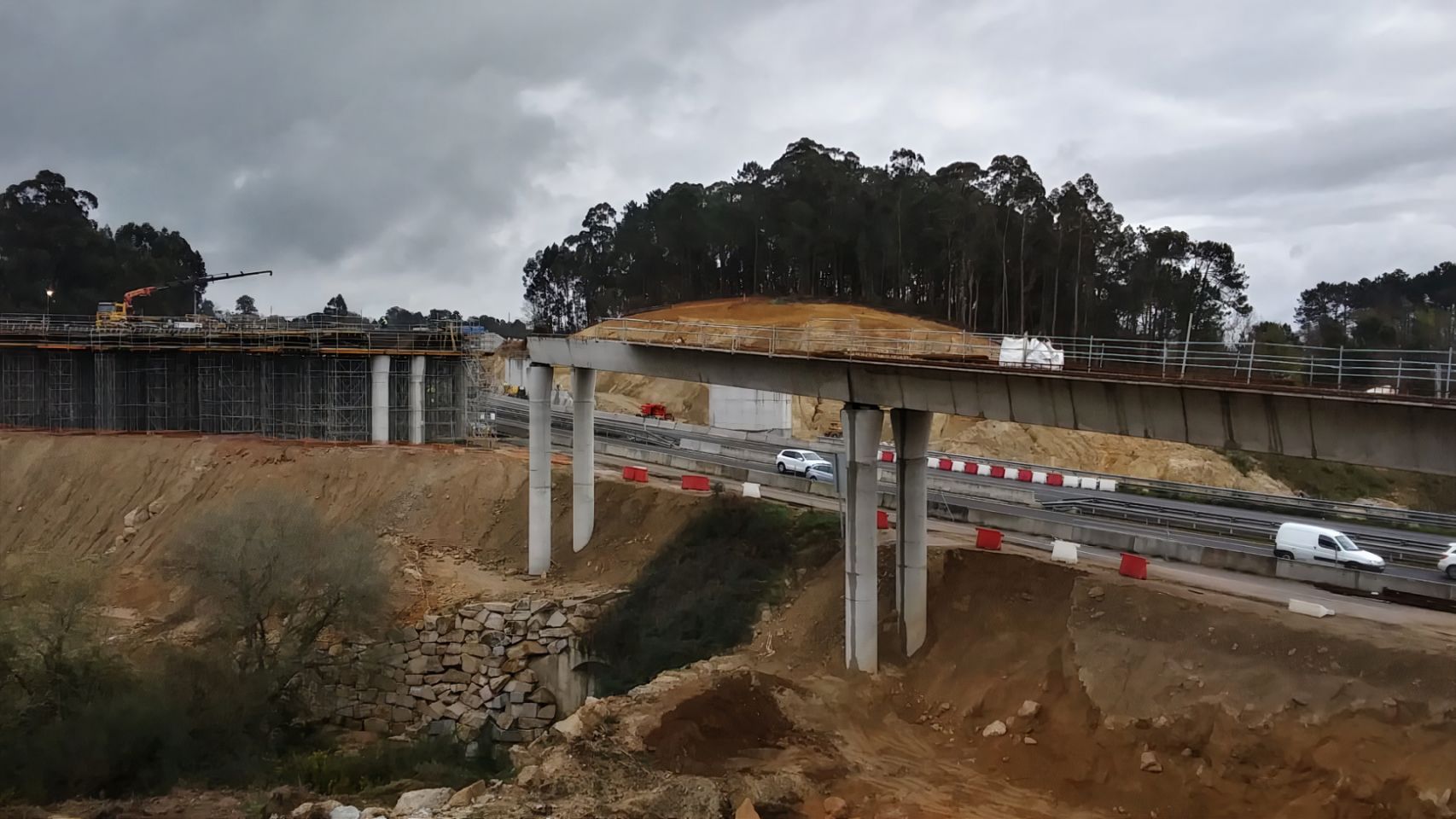 Obras de construcción del paso elevado en la vía de alta capacidad Tui-A Guarda.