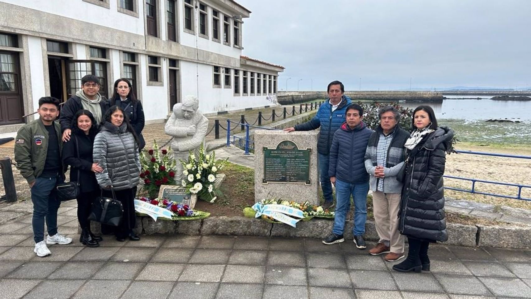 Familiares de fallecidos en el Villa de Pitanxo ante una placa conmemorativa instalada en Cambados.
