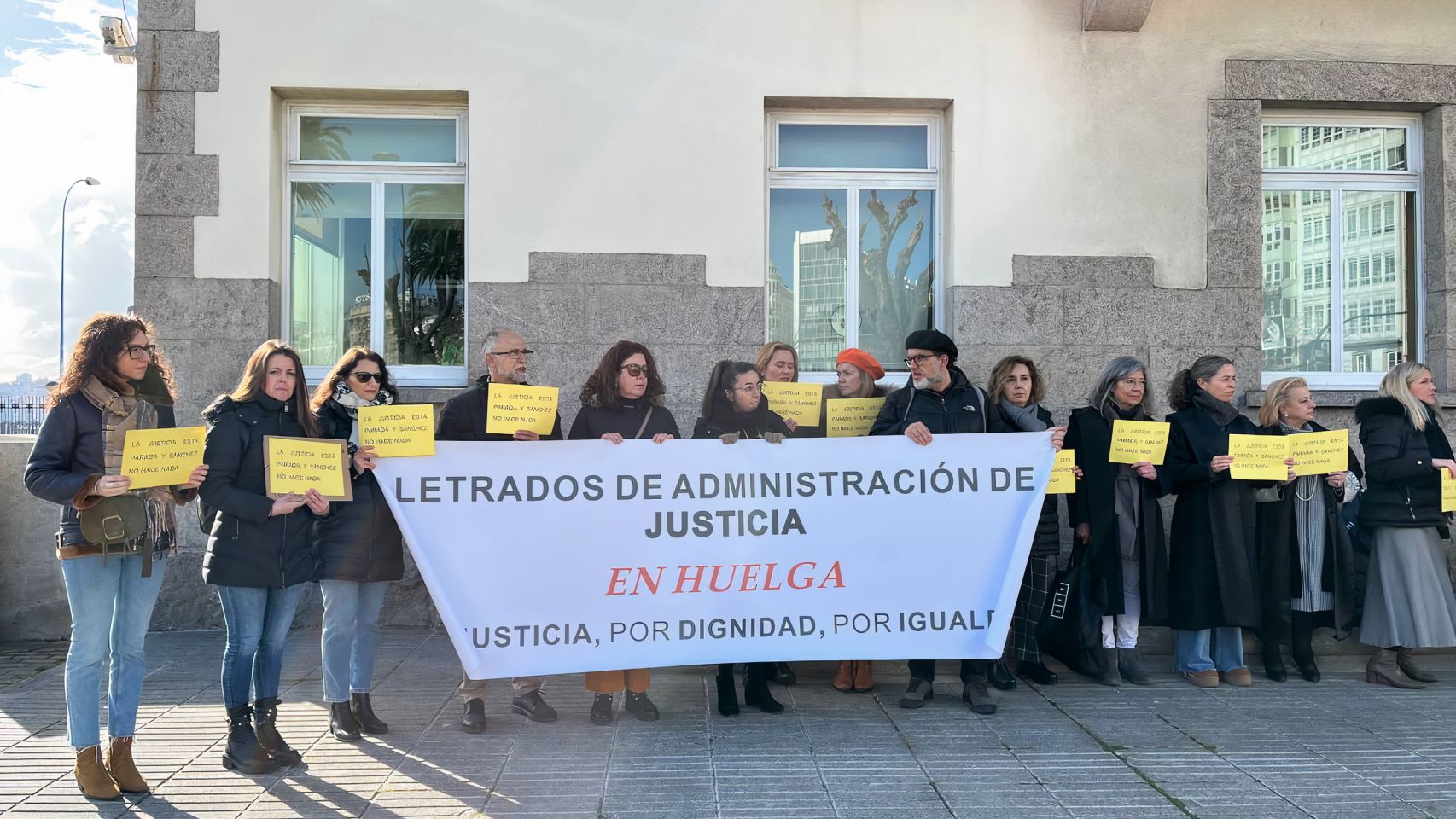 Concentración del cuerpo de letrados de justicia frente a la Delegación de Gobierno de A Coruña.