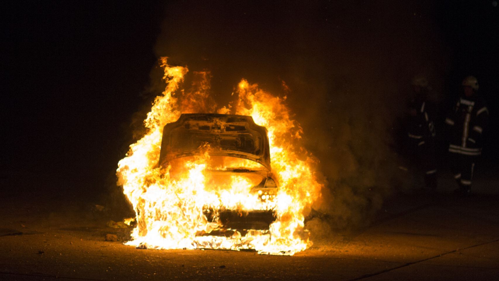 Foto de archivo de un vehículo ardiendo.