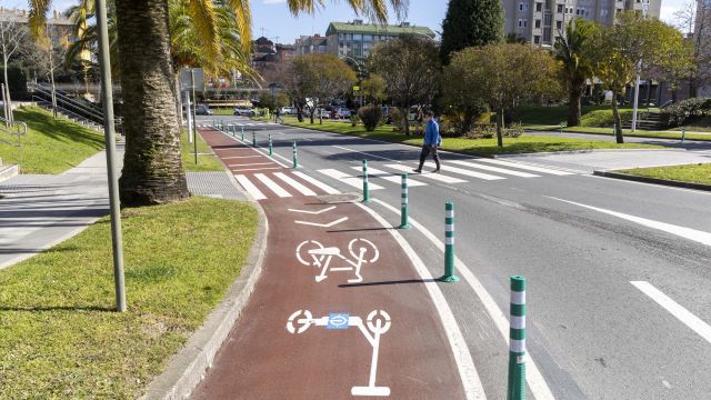 Carril bici de A Coruña entre Pablo Picasso y la glorieta del mercado de Elviña.