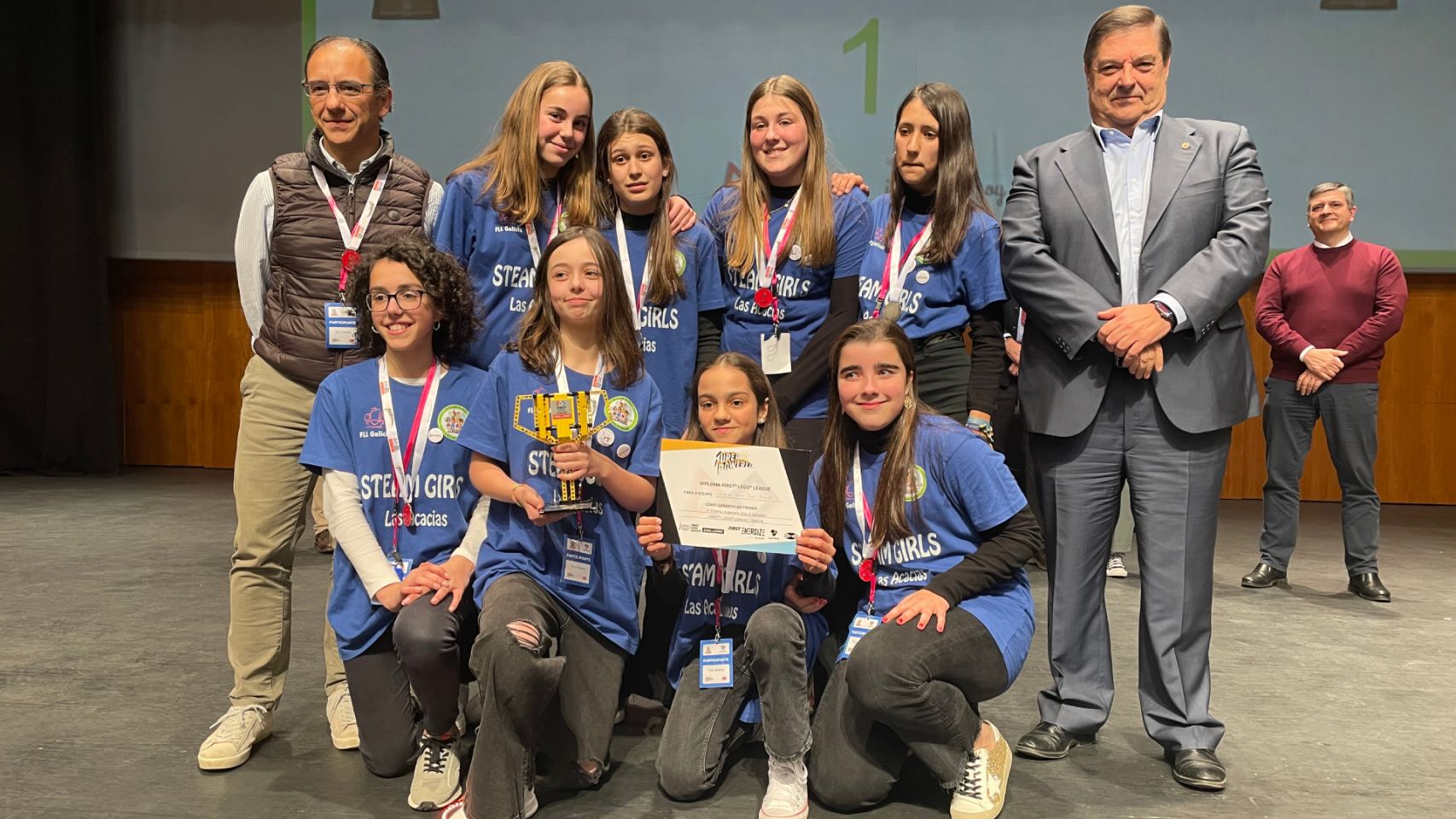 El rector de la Universidade da Coruña, Julio Abalde, entregó el Primer Premio Ingeniera Soy a las integrantes del equipo Steam Girls Las Acacias, del Colegio de Fomento Las Acacias de Vigo.