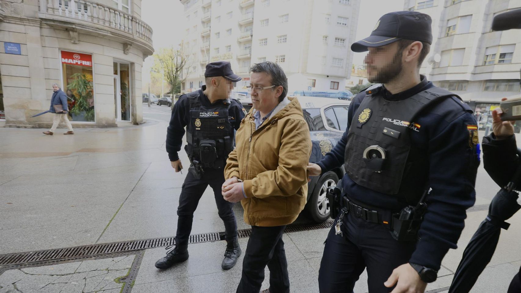 Agentes de Policía Nacional llevan al acusado de un triple crimen, José Luis Abet, al juicio que arranca hoy en la Audiencia Provincial de Pontevedra, a 6 de marzo de 2023.