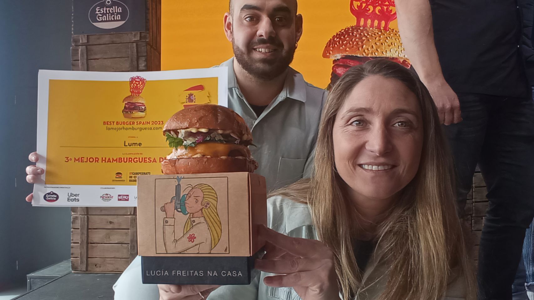 La chef Lucía Freitas posa con su Galicia Japan Burger durante el certamen.