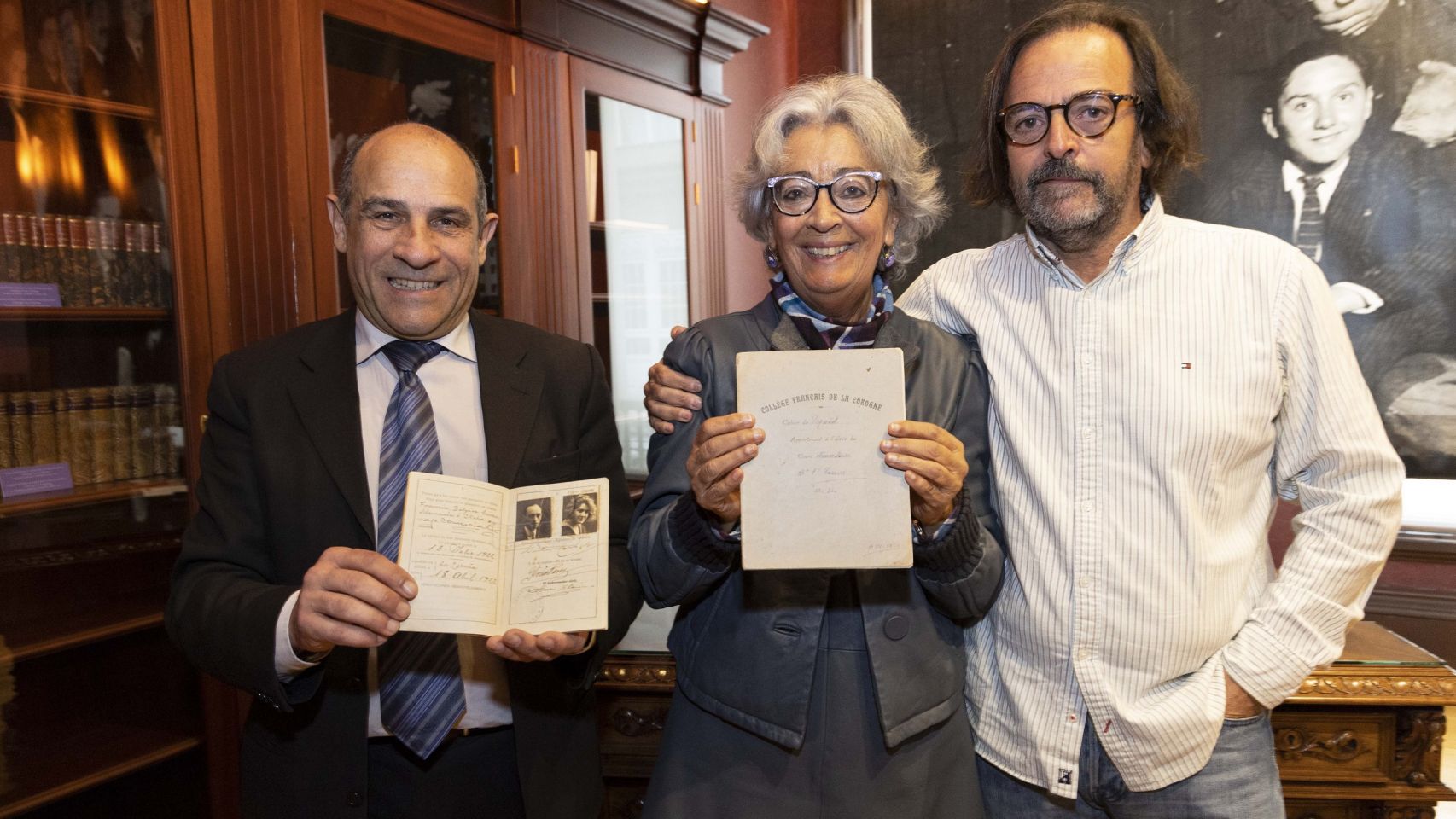 El Ateneo Republicano de Galicia entrega objetos de María Casares al ayuntamiento.