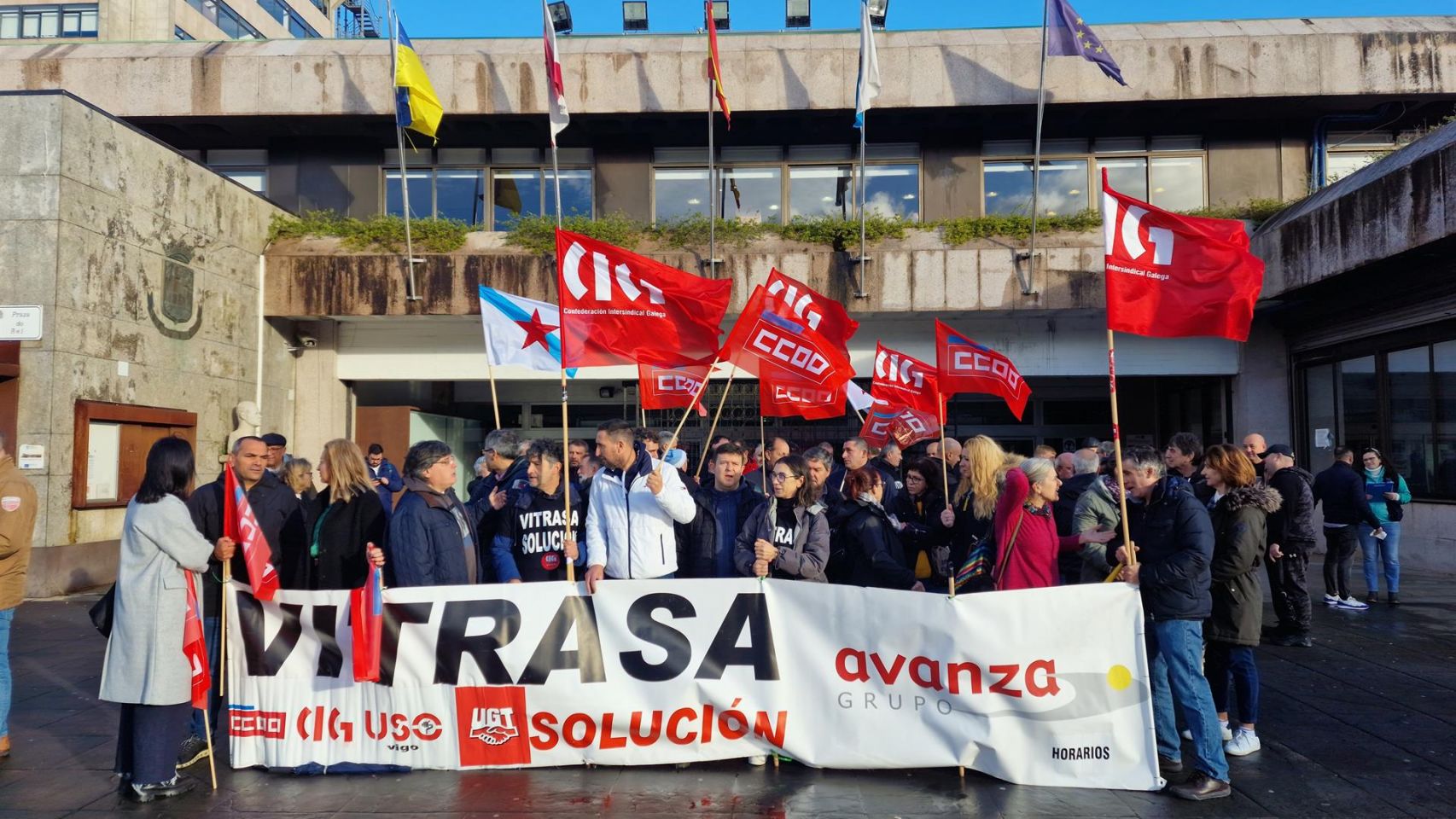 Trabajadores de Vitrasa delante del Ayuntamiento de Vigo en una imagen de archivo. 