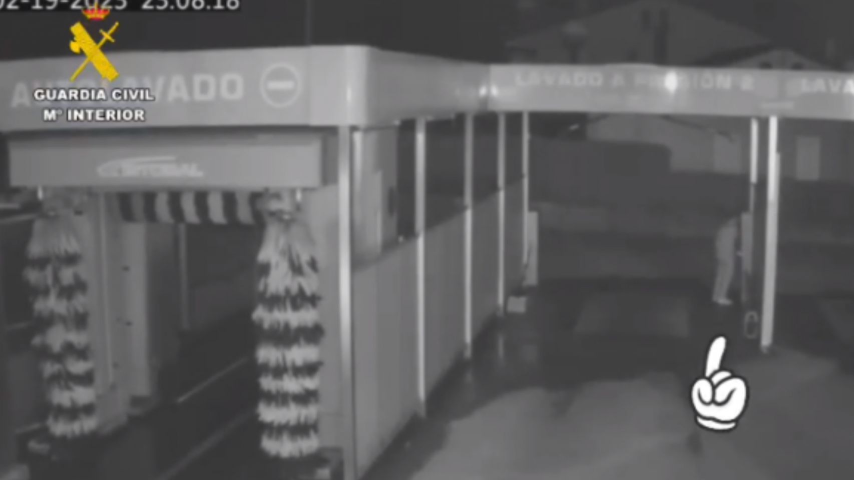Captura del vídeo que muestra al hombre asaltando una máquina 