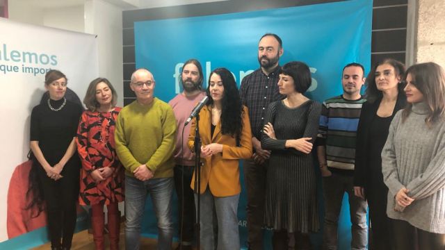 María Rozas acompañada de los miembros de la candidatura de Compostela Aberta al 28M