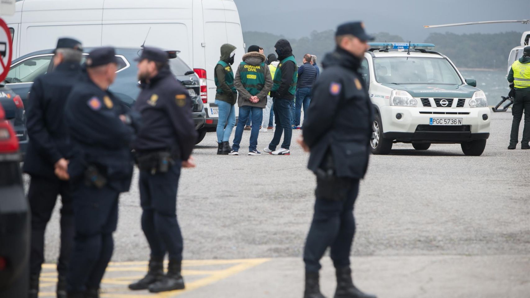 Despliegue de fuerzas y cuerpos de seguridad en el Puerto de Vilaxoán (Pontevedra).