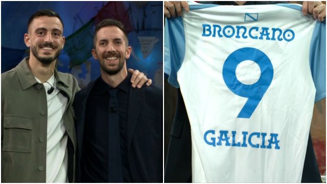Joselu le regala a Broncano la camiseta de la selección gallega.