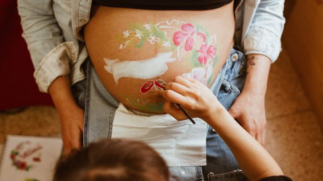 Belly painting. Foto: Shutterstock