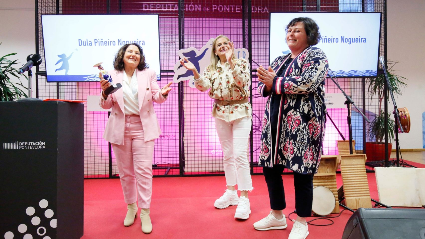 Dula Piñeiro recoge en Vigo el Premio Mulleres Salgadas. 