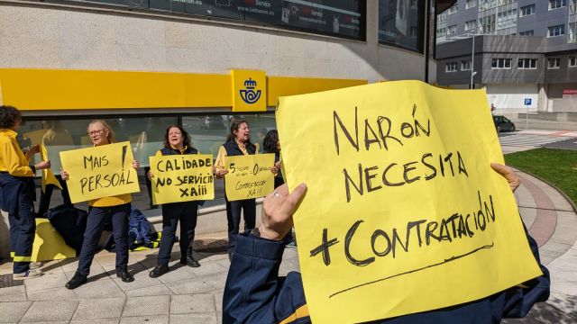 Protesta de los trabajadores ante la oficina de Narón