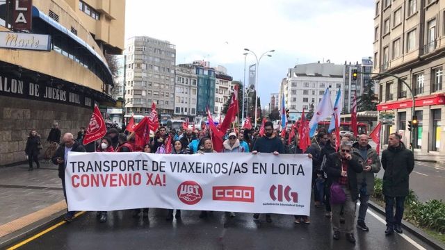 Manifestación convocada por CIG, UGT y CCOO por la negociación del convenio del transporte de viajeros por carretera en A Coruña.