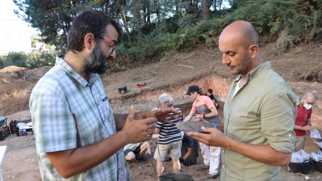 El alcalde de O Porriño, Alejandro Lorenzo, visitando el yacimiento de As Gándaras de Gudiña.