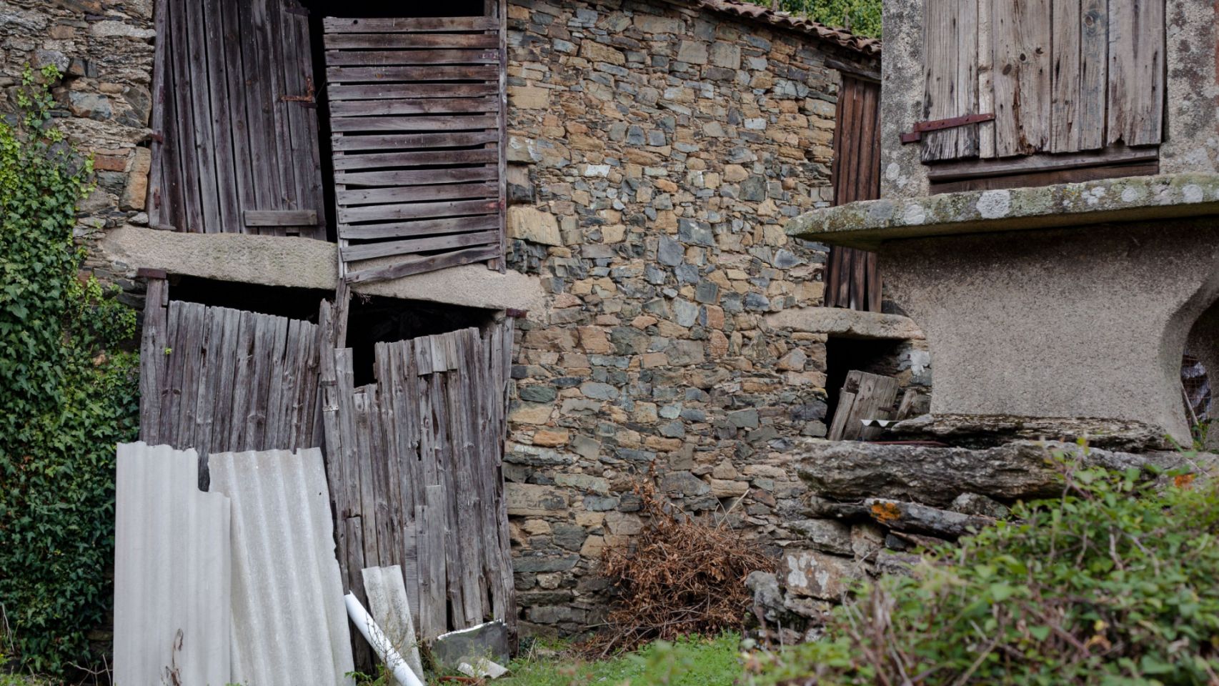 Casa tradicional gallega de piedra en ruinas.