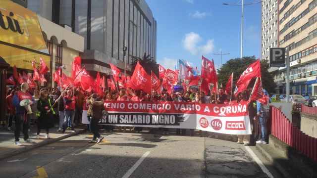 Trabajadores del comercio se manifiestan en A Coruña desde Cuatro Caminos