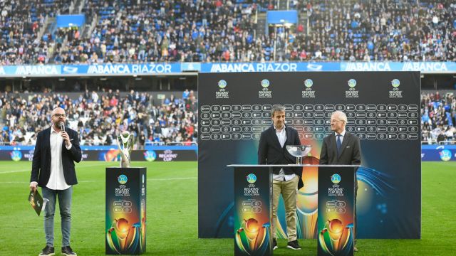 El sorteo para la fase final de la Copa de las Regiones UEFA, realizado ayer en Riazor.