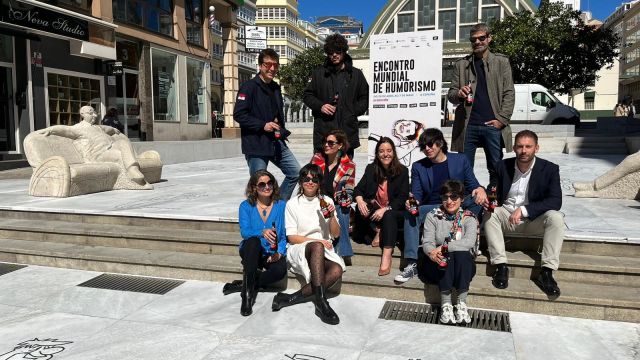 Presentación del cartel EMHU en la Plaza del Humor (A Coruña).