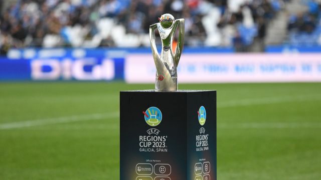 Trofeo de la Copa de las Regiones UEFA.