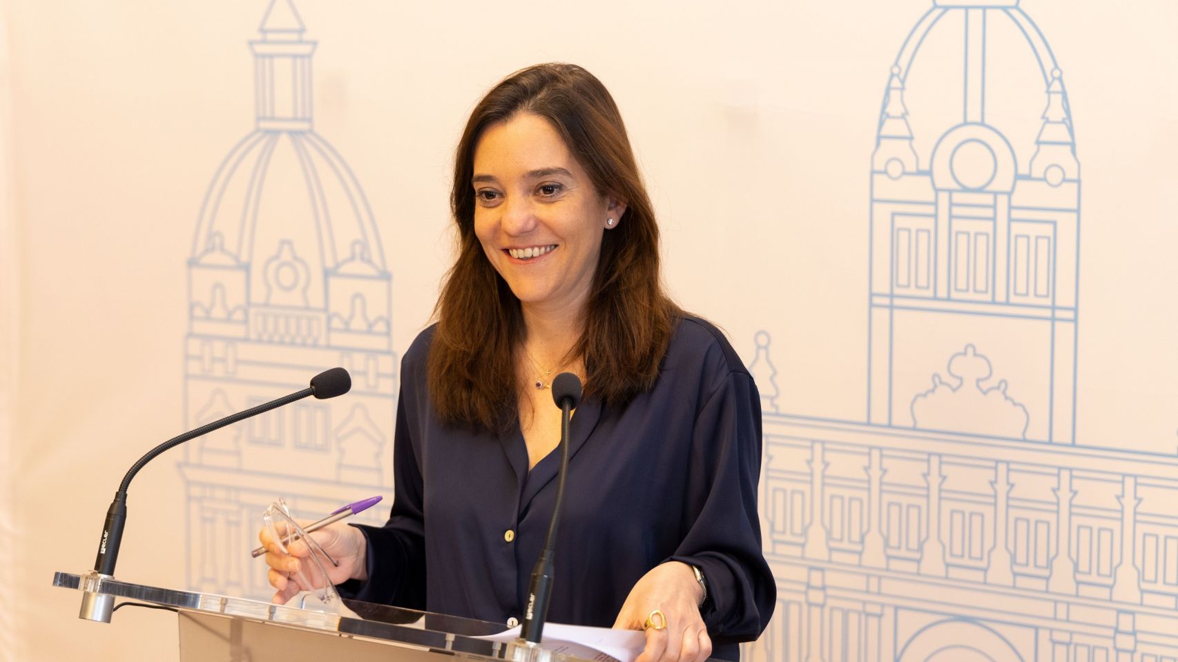 La alcaldesa de A Coruña, Inés Rey, durante una rueda de prensa.
