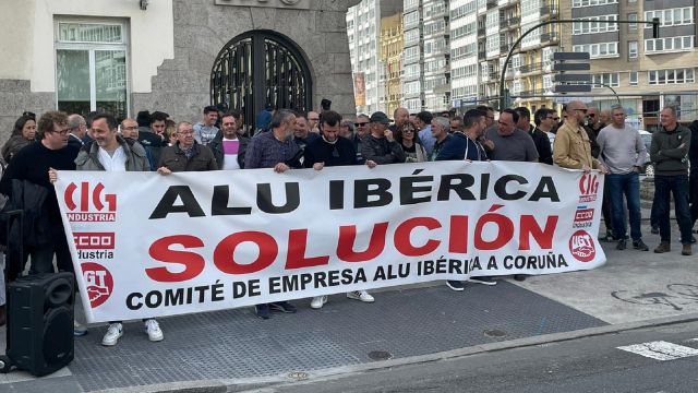 Protesta de los extrabajadores de Alu Ibérica esta mañana en A Coruña.