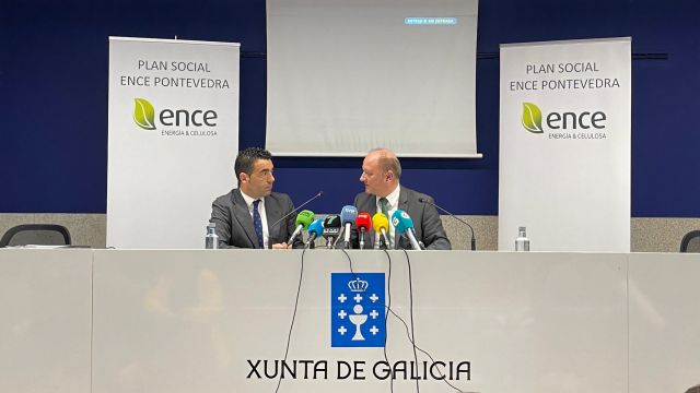Luis López (izda.) y Antonio Casal durante la presentación del Plan Social de Ence 2023. 