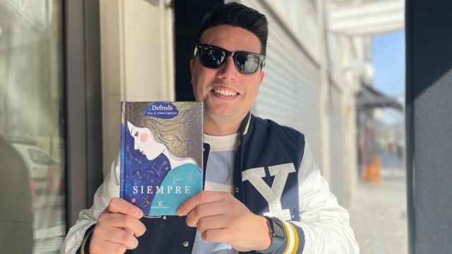 Defreds con su último libro, 'Siempre'.