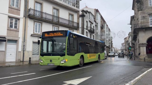 Autobús de la línea 6A circulando en Santiago