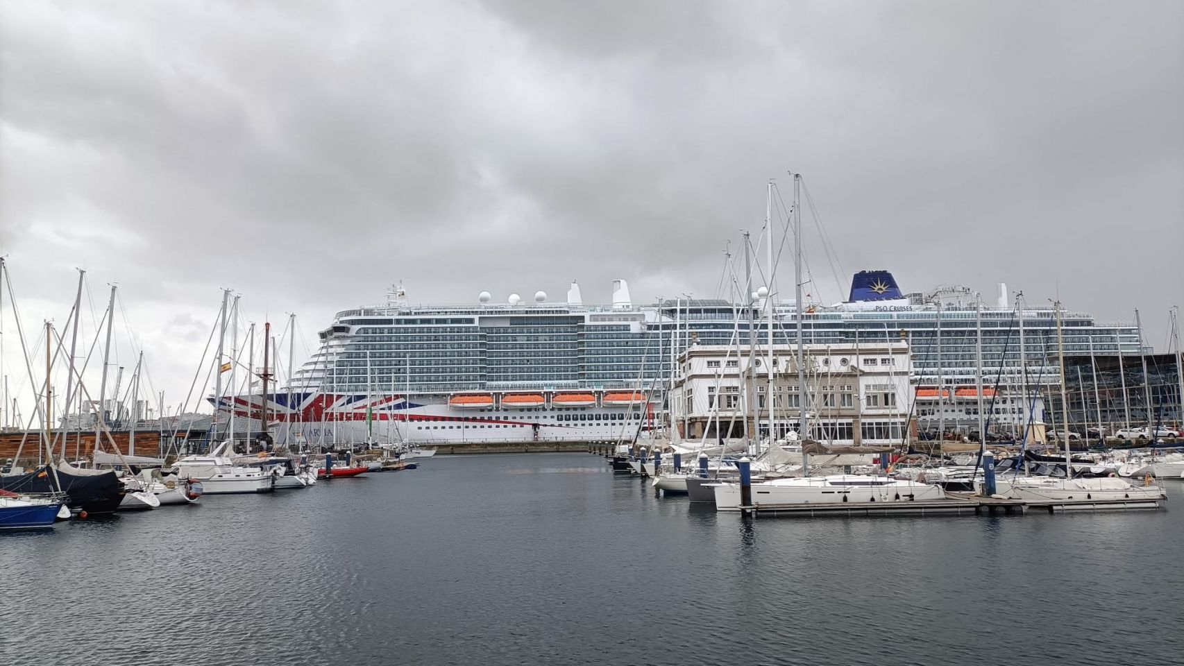 El 'Arvia', atracado en el puerto de A Coruña 