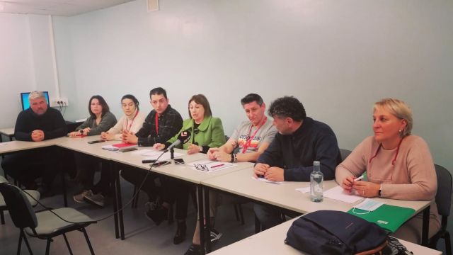 Rueda de prensa del comité de personal del hospital Povisa de Vigo, con su presidenta, Chus Neira (CIG), en el centro.