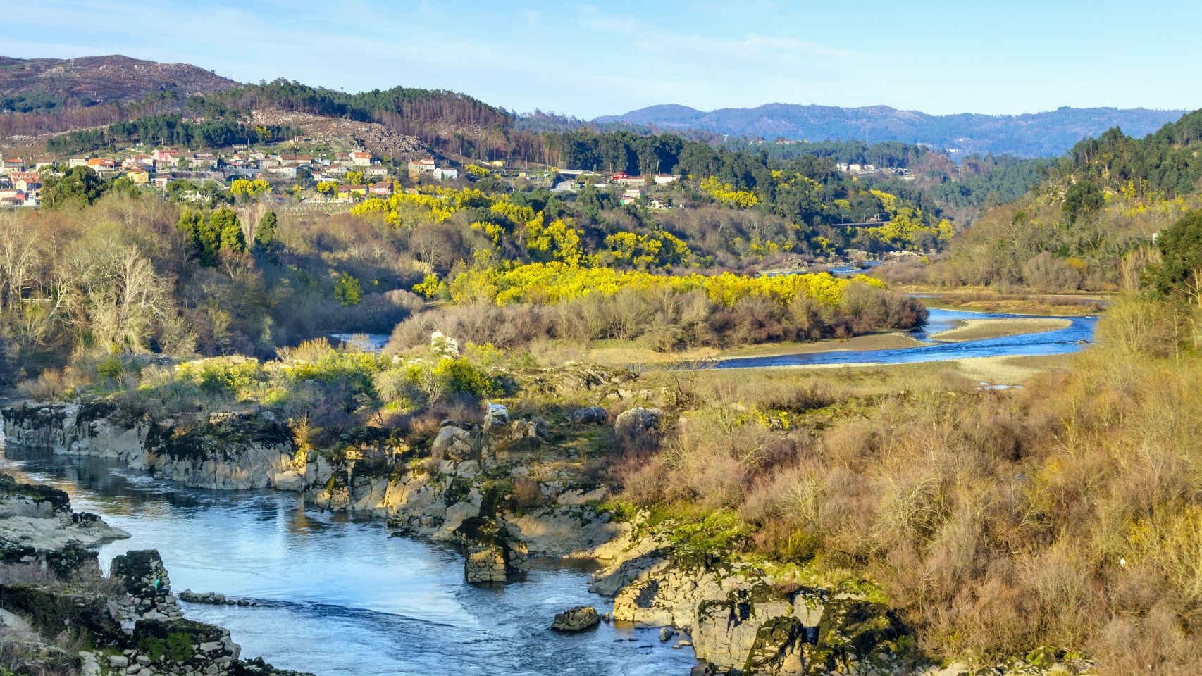El río Miño a su paso por la localidad de Arbo. 
