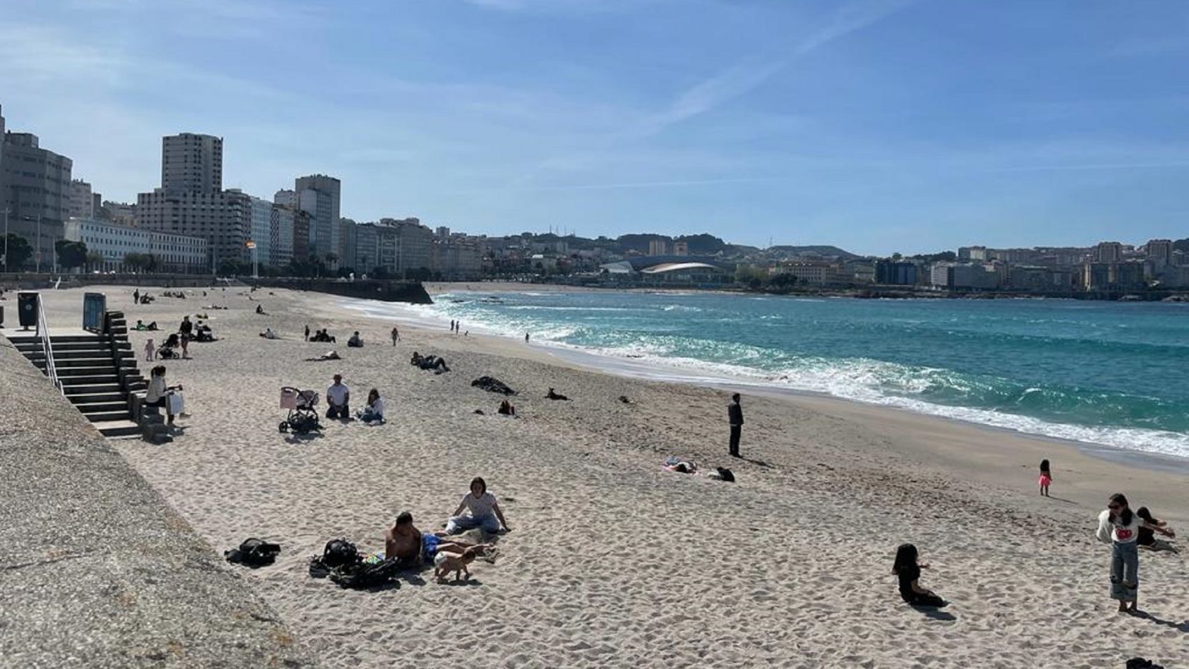 La playa del Orzán de A Coruña en un día soleado.