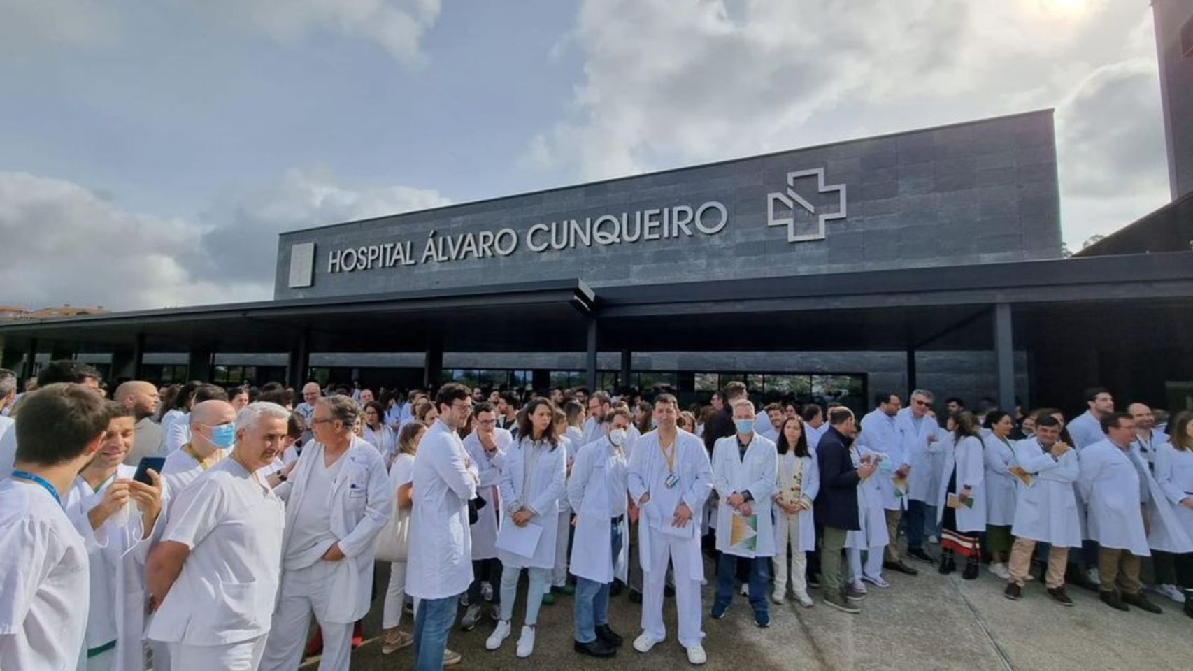 Concentración de médicos frente al Hospital Álvaro Cunqueiro de Vigo. 