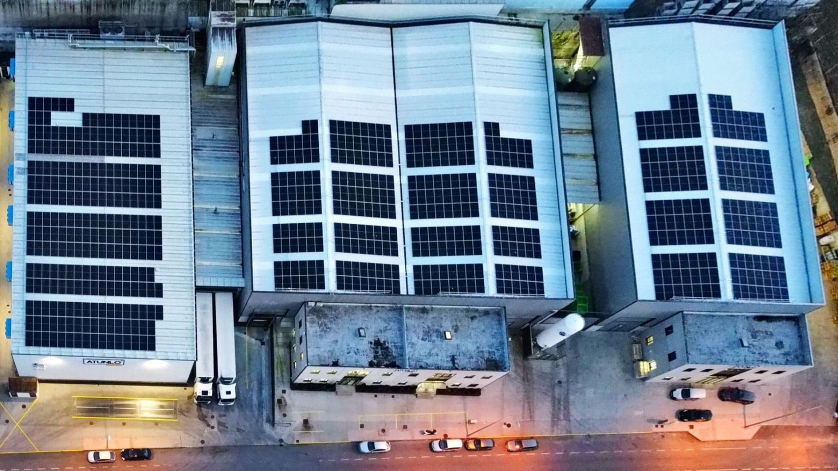 Instalación fotovoltaica en la planta de Atunlo en Cambados (Pontevedra). 