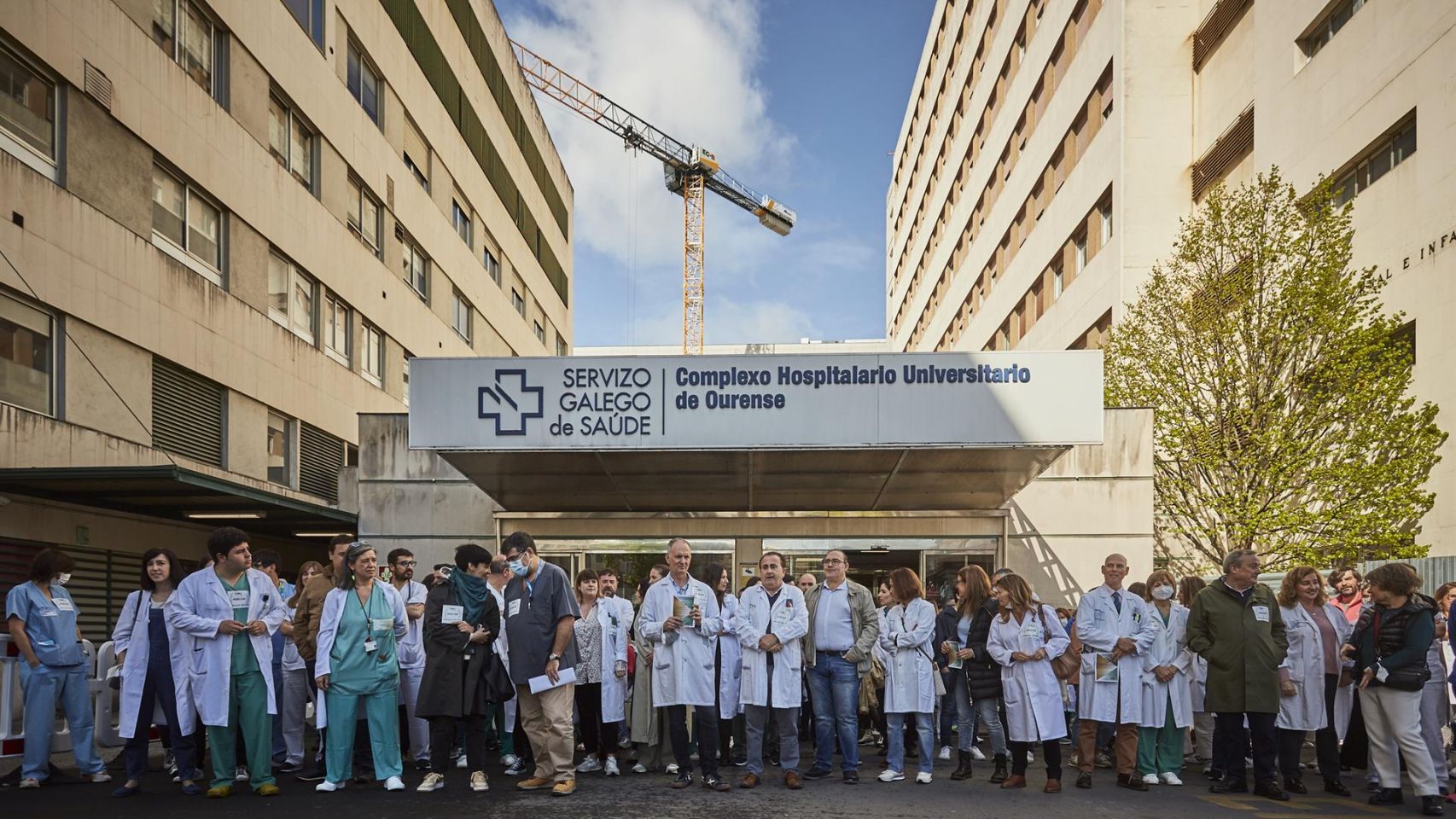 Decenas de personas protestan durante la tercera jornada de la huelga de médicos gallego en el CHUO. 