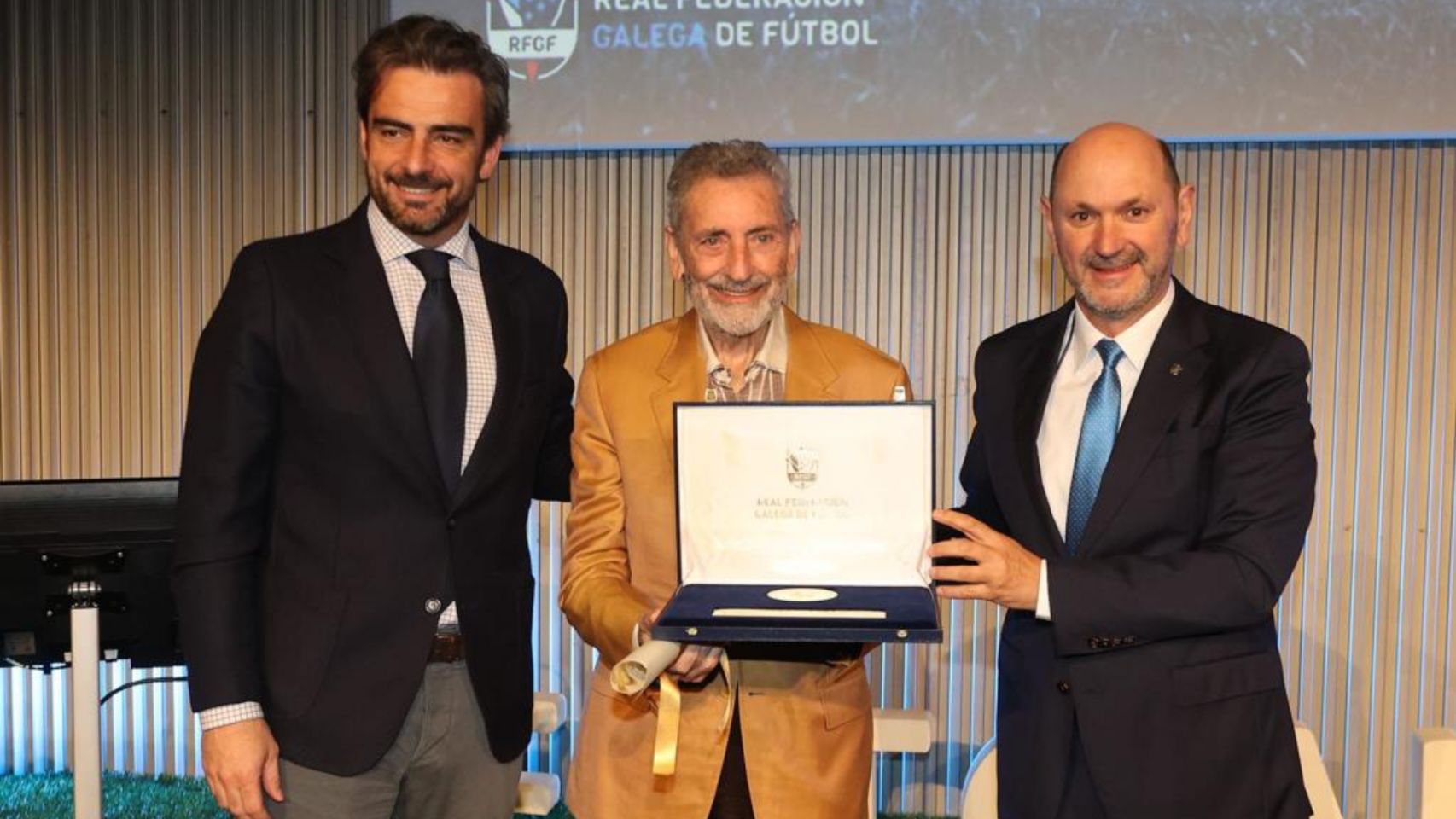 Diego Calvo, conselleiro de Deportes; Carlos Mouriño, presidente del Celta; y Rafael Louzán, presidente de la RFGF.