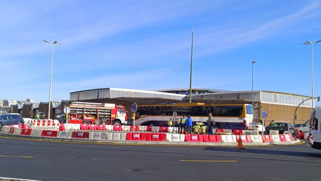 El autobús "atascado" en la glorieta en obras frente a la Casa del Mar (A Coruña)