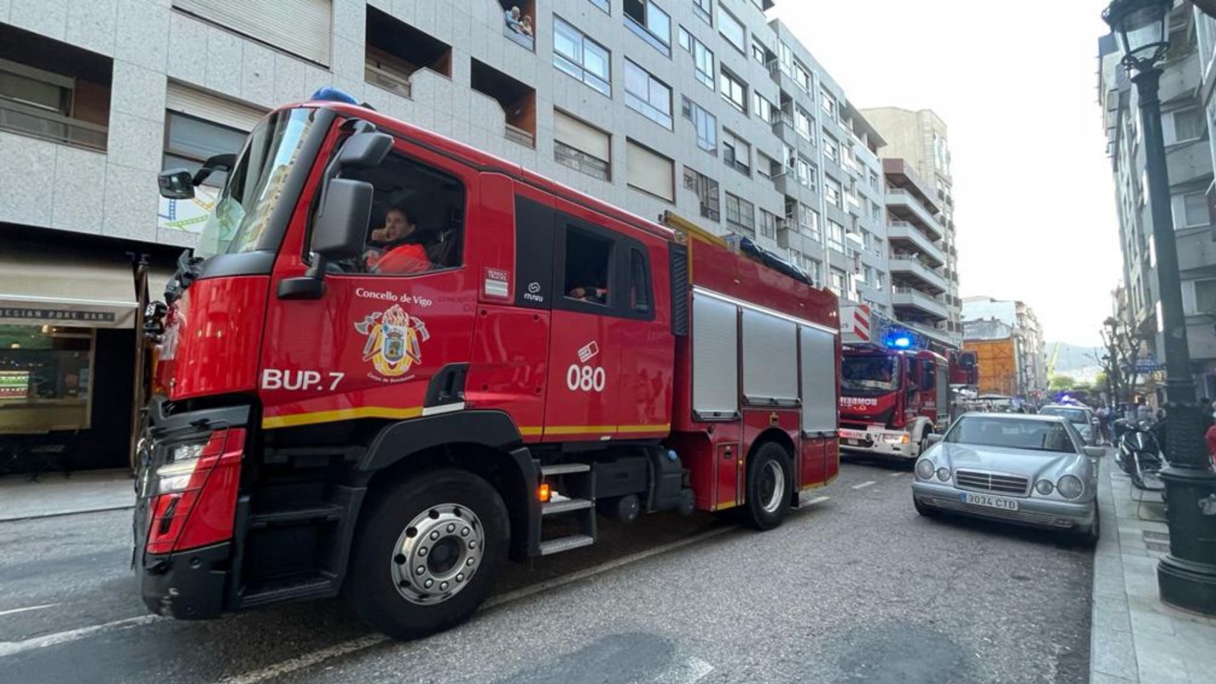 Dos camiones de bomberos en el centro de Vigo en una imagen de archivo. 