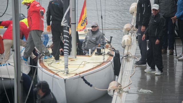 El Rey Juan Carlos a su llegada a puerto tras su embarco en el 'El Bribón' en el Real Náutico de Sanxenxo, a 21 de abril de 2023.