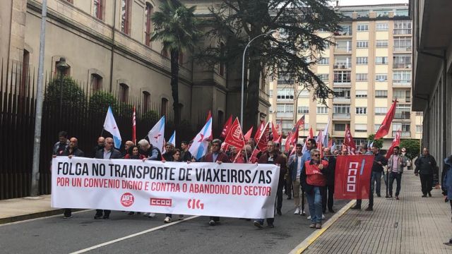 Manifestación convocada por CIG, UGT y CCOO por la negociación del convenio del transporte de viajeros por carretera en Santiago