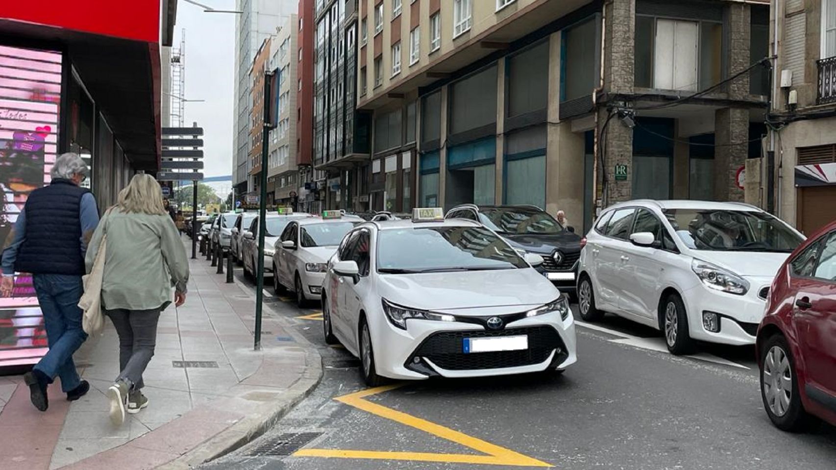 Parada de taxis en la avenida de Rubine de A Coruña.