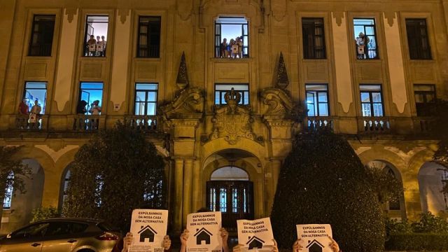 Protesta por la expulsión de dos colegialas del CM Fonseca, en Santiago
