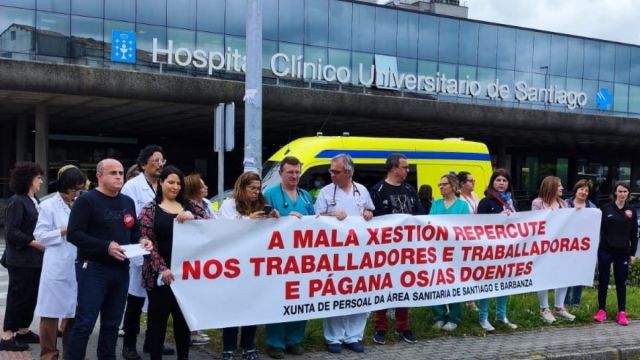Facultativos de Medicina Interna concentrados frente al CHUS de Santiago